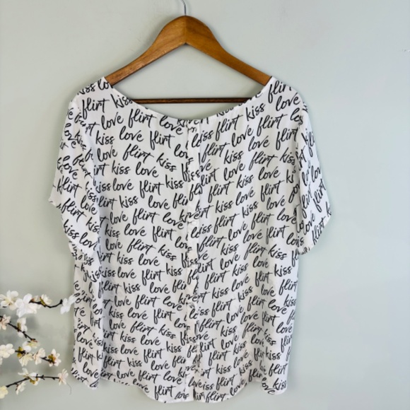 Torrid Love Flirt Kiss Button Back Blouse Size 2X - Picture 6 of 6